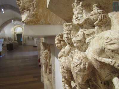 Un dettaglio dello stipite della chiesa di Santa Maria Assunta ad Altamura che riporta alcune storie del Nuovo Testamento